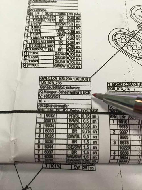  搭铁线连接发动机