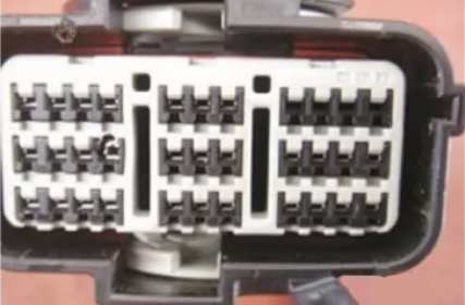 汽车线束插头针脚脱落图